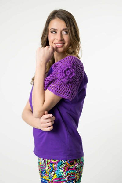 Bluzka jasny fiolet kr. rękaw z szydełkowym kwiatem na ramieniu "KGart"  