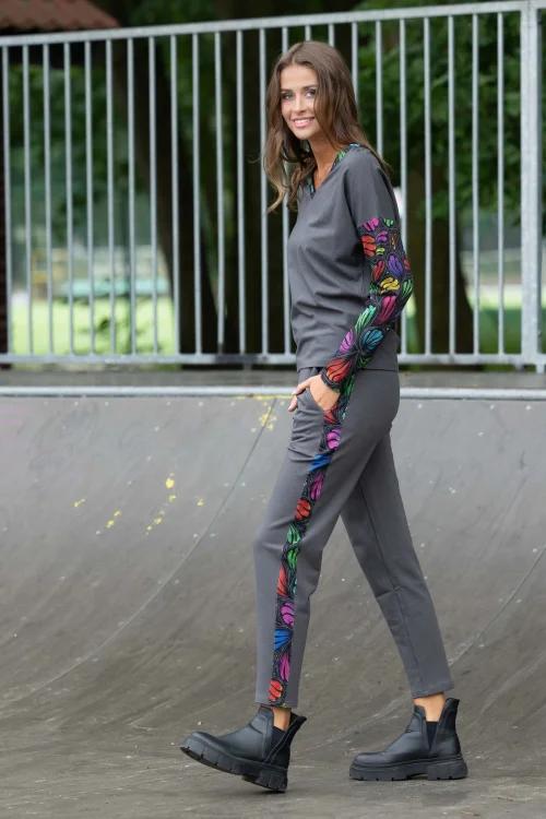 bluzka szara trapezowa dekolt V  i spodnie szare luźne z lampasami  kolekcja WIND grey marka VIPPI DESIGN (6).jpg