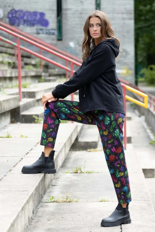 bluza czarna z kontrą z tyłu  i spodnie luźne kolorowe kolekcja WIND grey marka VIPPI DESIGN (12).jpg