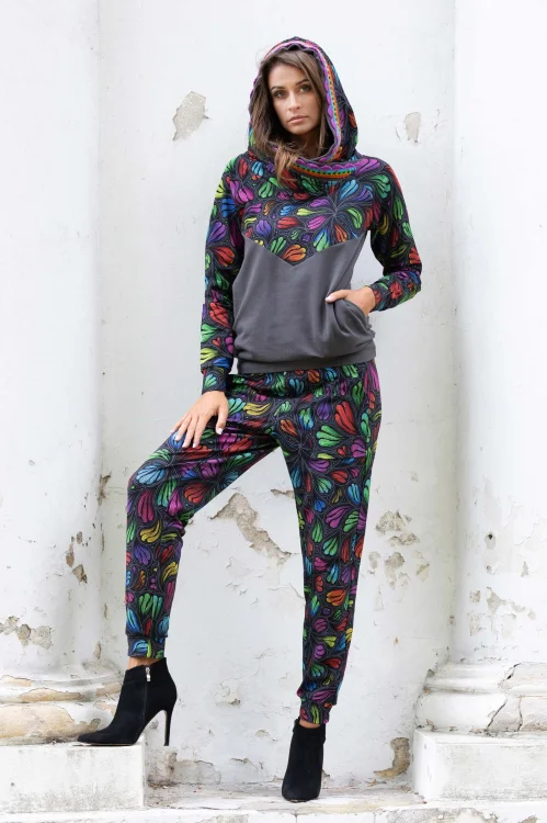 bluza szara z szydełkową koronką na kapturze i spodnie kolorowe bojówki kolekcja WIND grey marka VIPPI DESIGN (9).jpg