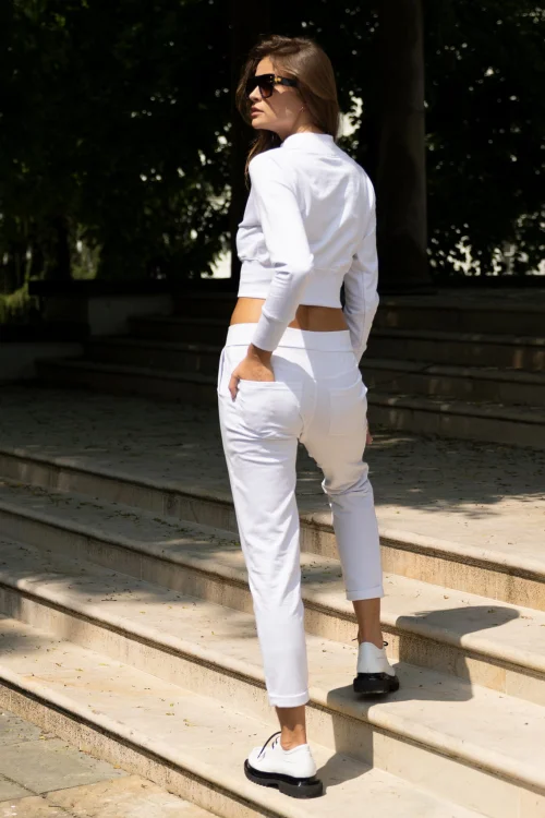 biała-bluza-krotka-i-spodnie-z-mankietami--DOTI-vippi-design-4.jpg