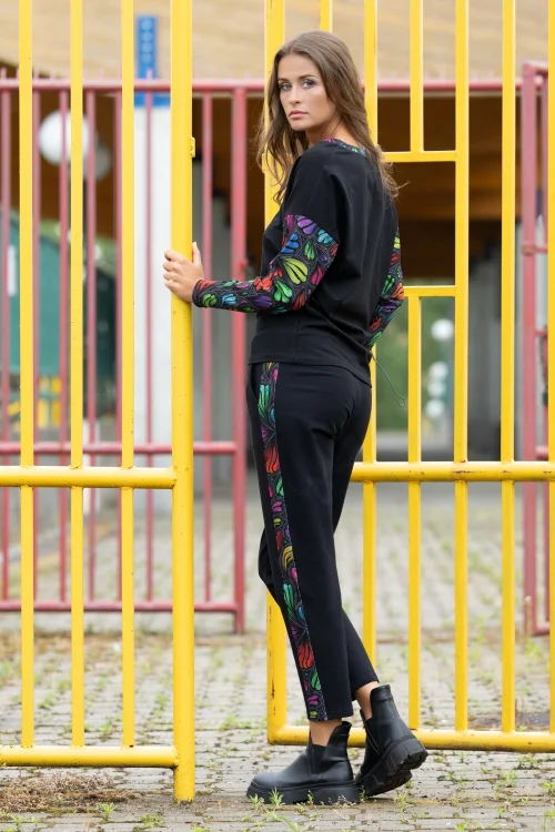 bluzka czarna trapezowa dekolt V  i spodnie czarne luźne z lampasami  kolekcja WIND grey marka VIPPI DESIGN (1).jpg