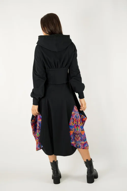 sukienka czarna origami z aplikacjami  i bluza z kapturem i gorsetowym pasem z szydełkowymi koronkami  kolekcja MEXICO violet marka VIPPI design  22 (7).jpg
