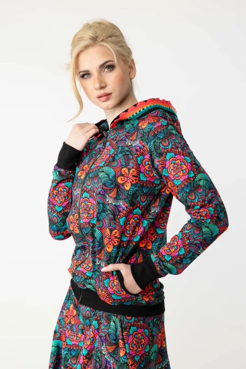 bluzka-czarna-dekolt-karo-i-spódnica-długa-origami-kolorowa-i-bluza-bomberka-marka-Vippi-design-11.jpg