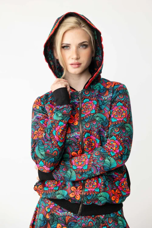 bluzka-czarna-dekolt-karo-i-spódnica-midi-origami-kolorowa-i-bluza-bomberka-marka-Vippi-design-11.jpg
