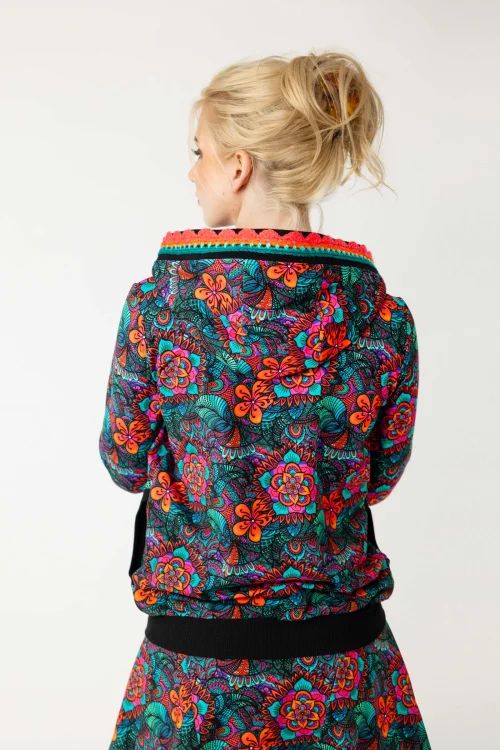 bluzka-czarna-dekolt-karo-i-spódnica-długa-origami-kolorowa-i-bluza-bomberka-marka-Vippi-design-10.jpg