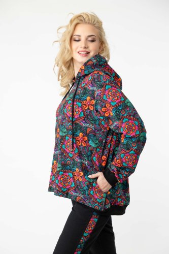bluza-luźna-kolorowa-i-spodnie-czarne-z-lampasami-kolekcja-marka-Vippi-design-8.jpg