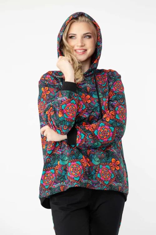 bluza-luźna-kolorowa-i-spodnie-czarne-z-lampasami-kolekcja-marka-Vippi-design-2.jpg