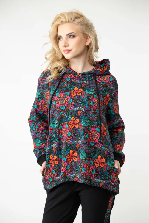 bluza-luźna-kolorowa-i-spodnie-czarne-z-lampasami-kolekcja-marka-Vippi-design-9.jpg