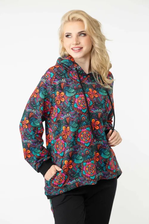 bluza-luźna-kolorowa-i-spodnie-czarne-z-lampasami-kolekcja-marka-Vippi-design-4.jpg