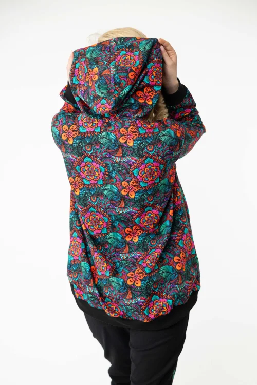 bluza-luźna-kolorowa-i-spodnie-czarne-z-lampasami-kolekcja-marka-Vippi-design-7.jpg
