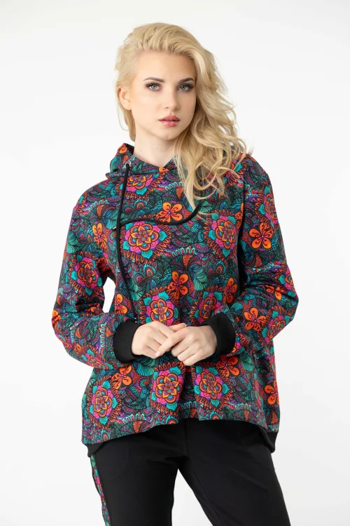 bluza-luźna-kolorowa-i-spodnie-czarne-z-lampasami-kolekcja-marka-Vippi-design-6.jpg