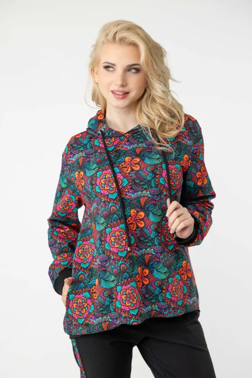 bluza-luźna-kolorowa-i-spodnie-czarne-z-lampasami-kolekcja-marka-Vippi-design-5.jpg