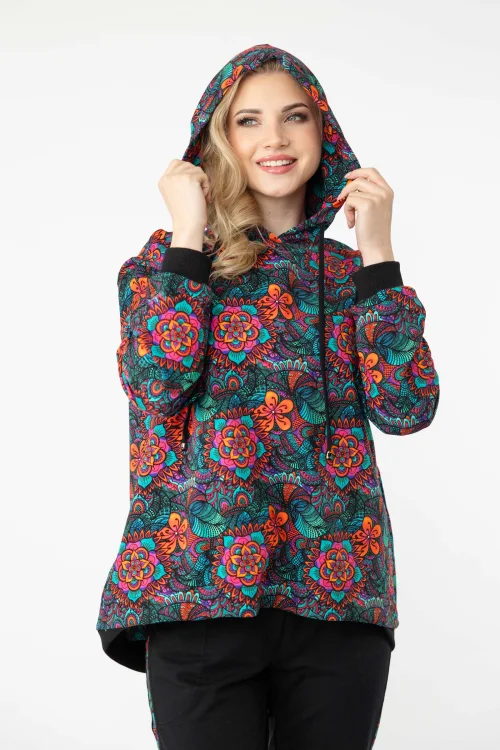 bluza-luźna-kolorowa-i-spodnie-czarne-z-lampasami-kolekcja-marka-Vippi-design-3.jpg