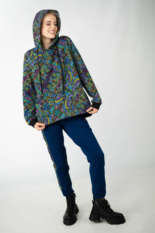 bluza  kolorowa luźna  z kapturem kieszenie z boków i spodnie granatowe z aplikacjami kieszenie  kolekcja MIST marka VIPPI design   (1).jpg