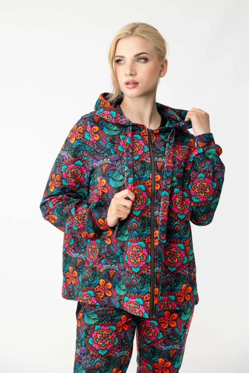 bluzka-klasyczna-czarna-krótki-rękaw-i-spodnie-sportowe-z-lampasami-i-bluza-z-kontrą-marka-Vippi-design-7.jpg