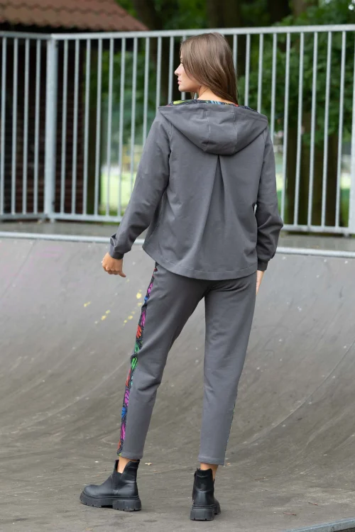bluza szara z kontrą z tyłu i spodnie szare lużne z lampasami kolekcja WIND grey marka VIPPI DESIGN (4).jpg