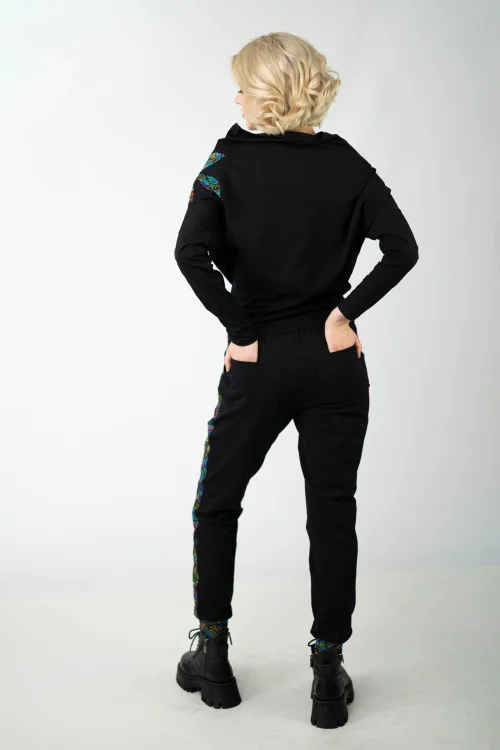 bluzka czarna z luźnym golfem i aplikacjami i spodnie czarne sportowe z aplikacjami kolekcja MIST marka VIPPI design     (2).jpg