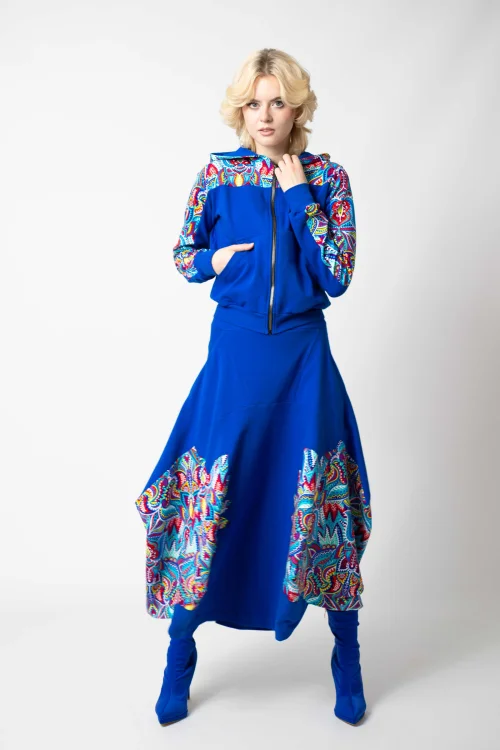 bluza chabrowa krotka z kapturem i wstawkami  i spodnica chabrowa origami z aplikacjami kolekcja MEXICO white marka VIPPI DESIGN (1).jpg
