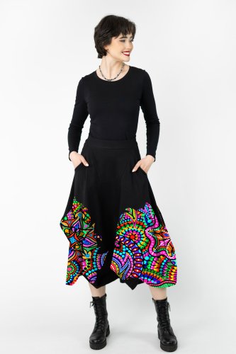 bluzka-klasyczna-czarna-i-spodnica-czarna-midi-origami-z-aplikacjami-kolekcja-CONFETTI-duży-wzór--marka-VIPPI-DESIGN.jpg