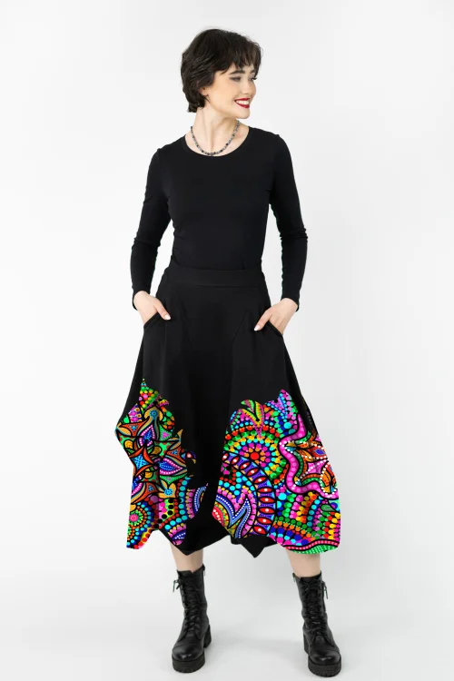 bluzka-klasyczna-czarna-i-spodnica-czarna-midi-origami-z-aplikacjami-kolekcja-CONFETTI-duży-wzór--marka-VIPPI-DESIGN.jpg