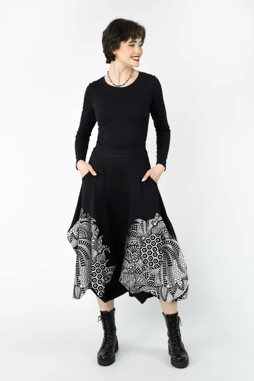 bluzka klasyczna czarna i spodnica czarna midi origami z aplikacjami kolekcja MAVI white marka VIPPI DESIGN.jpg