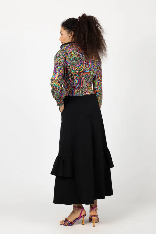 bluza gorsetowa z kapturem i ozdobnymi taśmami kolekcja CONFETTI i spódnica długa czarna z falbanami po bokach  marka VIPPI DESIGN (4).jpg