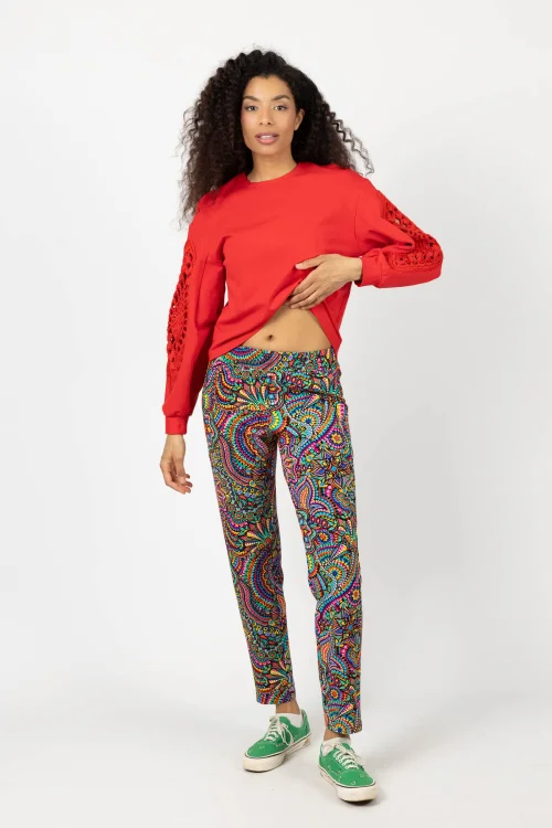 bluza czerwona z szydełkowymi wstawkami na rękawach  marka KG art i spodnie lużne kolorowe kolekcja CONFETTI marka VIPPI DESIGN (9).jpg
