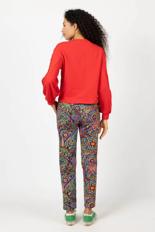 bluza czerwona z szydełkowymi wstawkami na rękawach  marka KG art i spodnie lużne kolorowe kolekcja CONFETTI marka VIPPI DESIGN (1).jpg