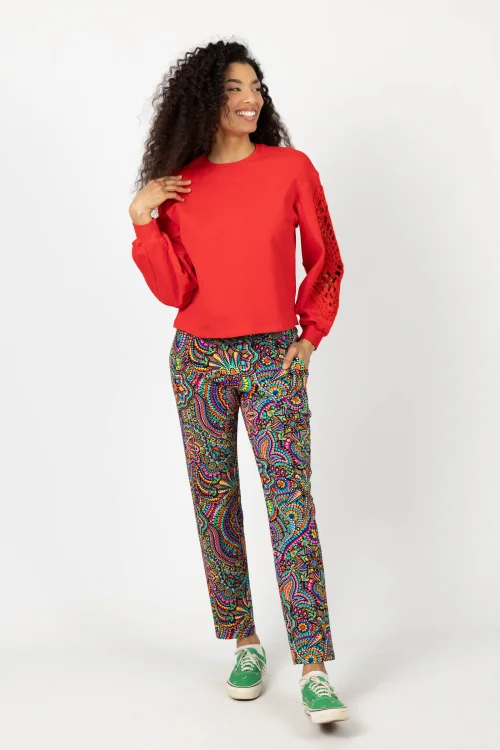 bluza czerwona z szydełkowymi wstawkami na rękawach  marka KG art i spodnie lużne kolorowe kolekcja CONFETTI marka VIPPI DESIGN (8).jpg