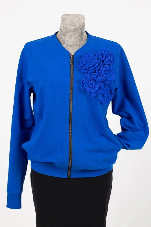 bluza-bomberka-chabrowa-z-aplikacją-kwiatki-KGart-marka-Vippi-design.jpg