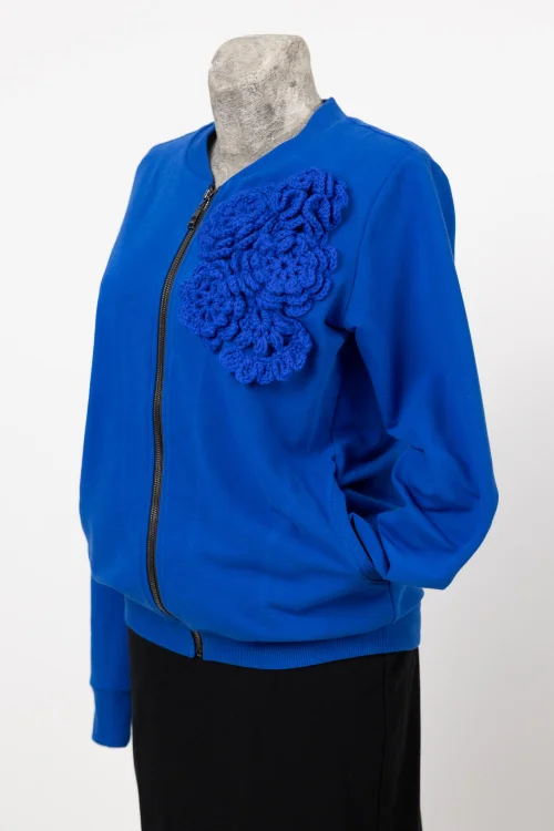 bluza-bomberka-chabrowa-z-aplikacją-kwiatki-KGart-marka-Vippi-design-2.jpg