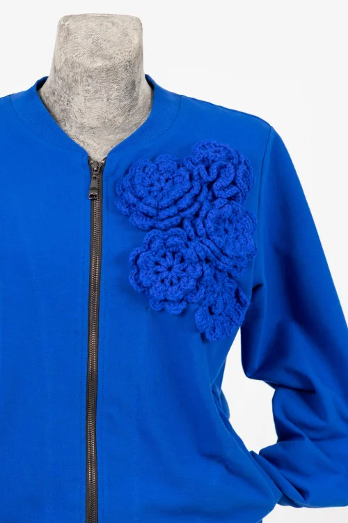 bluza-bomberka-chabrowa-z-aplikacją-kwiatki-KGart-marka-Vippi-design-4.jpg