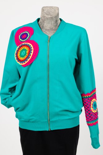 bluza-bomberka-turkusowa-z-aplikacją-mandale-KGart-marka-Vippi-design-3.jpg