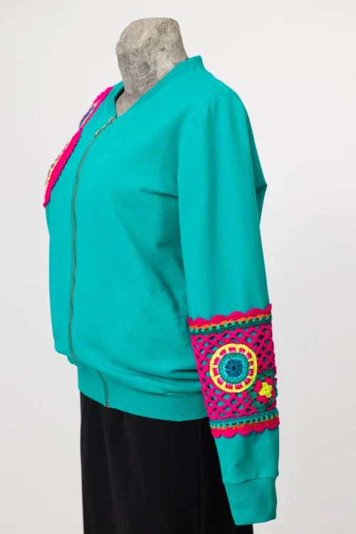bluza-bomberka-turkusowa-z-aplikacją-mandale-KGart-marka-Vippi-design-4.jpg