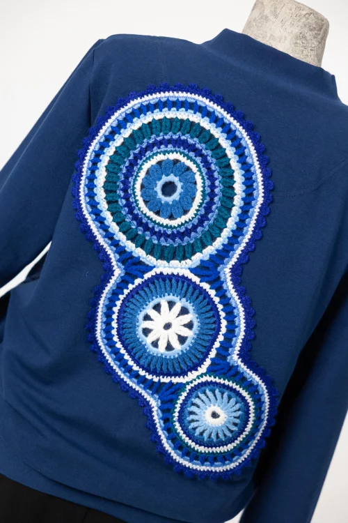 bluza-bomberka-granatowa-z-aplikacją-szydełkową-KGart-marka-Vippi-design.-4.jpg
