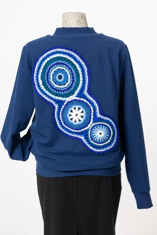 bluza-bomberka-granatowa-z-aplikacją-szydełkową-KGart-marka-Vippi-design-3.jpg