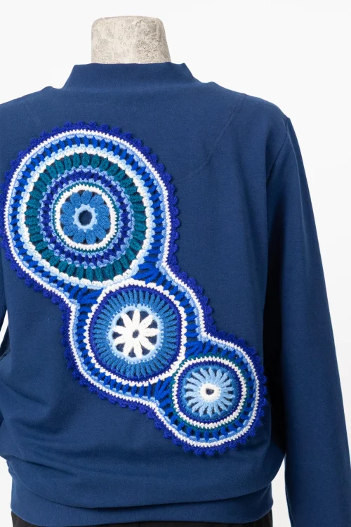 bluza-bomberka-granatowa-z-aplikacją-szydełkową-KGart-marka-Vippi-design-4.jpg