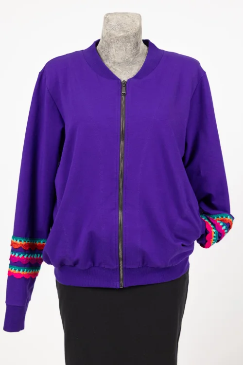 bluza-bomberka-fioletowa-z-aplikacją-szydełkową-KGart-marka-Vippi-design.jpg