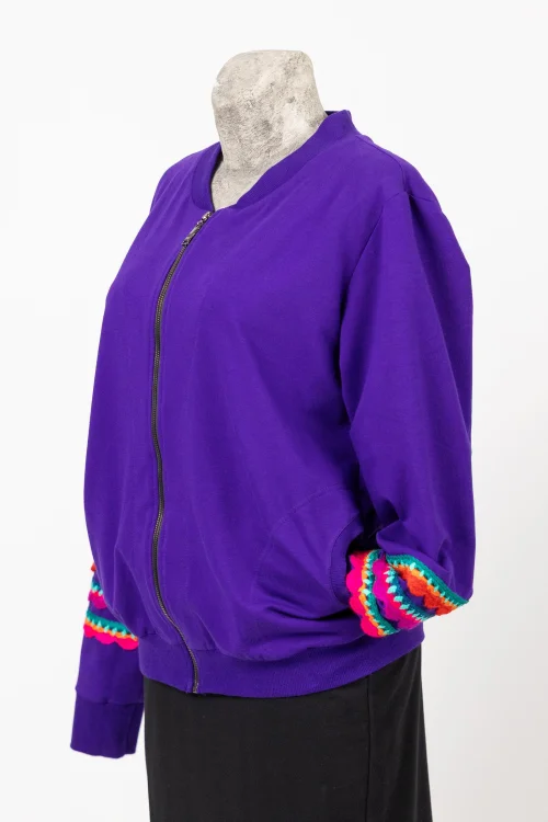 bluza-bomberka-fioletowa-z-aplikacją-szydełkową-KGart-marka-Vippi-design-3.jpg