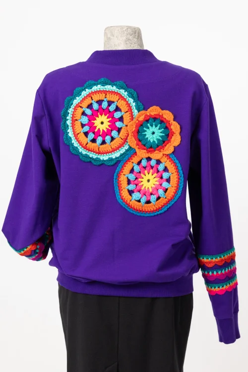 bluza-bomberka-fioletowa-z-aplikacją-szydełkową-KGart-marka-Vippi-design-6.jpg
