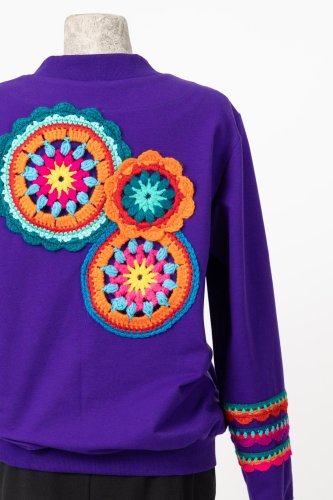 bluza-bomberka-fioletowa-z-aplikacją-szydełkową-KGart-marka-Vippi-design-7.jpg