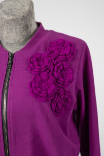 bluza-cyklamenowa-z-szydełkowymi-aplikacjami-KGart-marka-Vippi-design-.2.jpg