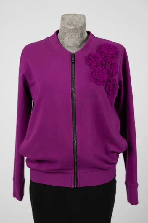 bluza-cyklamenowa-z-szydełkowymi-aplikacjami-KGart-marka-Vippi-design-.jpg
