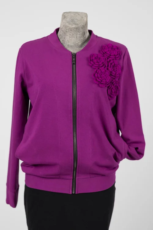 bluza-cyklamenowa-z-szydełkowymi-aplikacjami-KGart-marka-Vippi-design--3.jpg