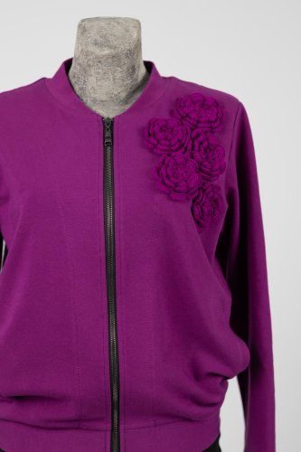 bluza-cyklamenowa-z-szydełkowymi-aplikacjami-KGart-marka-Vippi-design-4.jpg