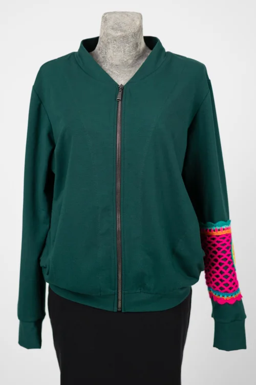 bluza-zielona-z-szydełkowymi-aplikacjami-KGart-marka-Vippi-design-.jpg