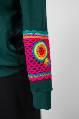 bluza-zielona-z-szydełkowymi-aplikacjami-KGart-marka-Vippi-design-2.jpg