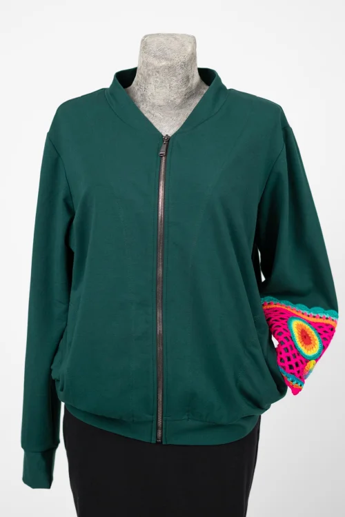 bluza-zielona-z-szydełkowymi-aplikacjami-KGart-marka-Vippi-design-3.jpg