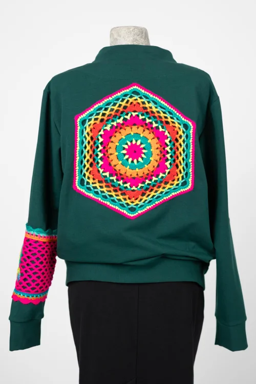 bluza-zielona-z-szydełkowymi-aplikacjami-KGart-marka-Vippi-design-4.jpg